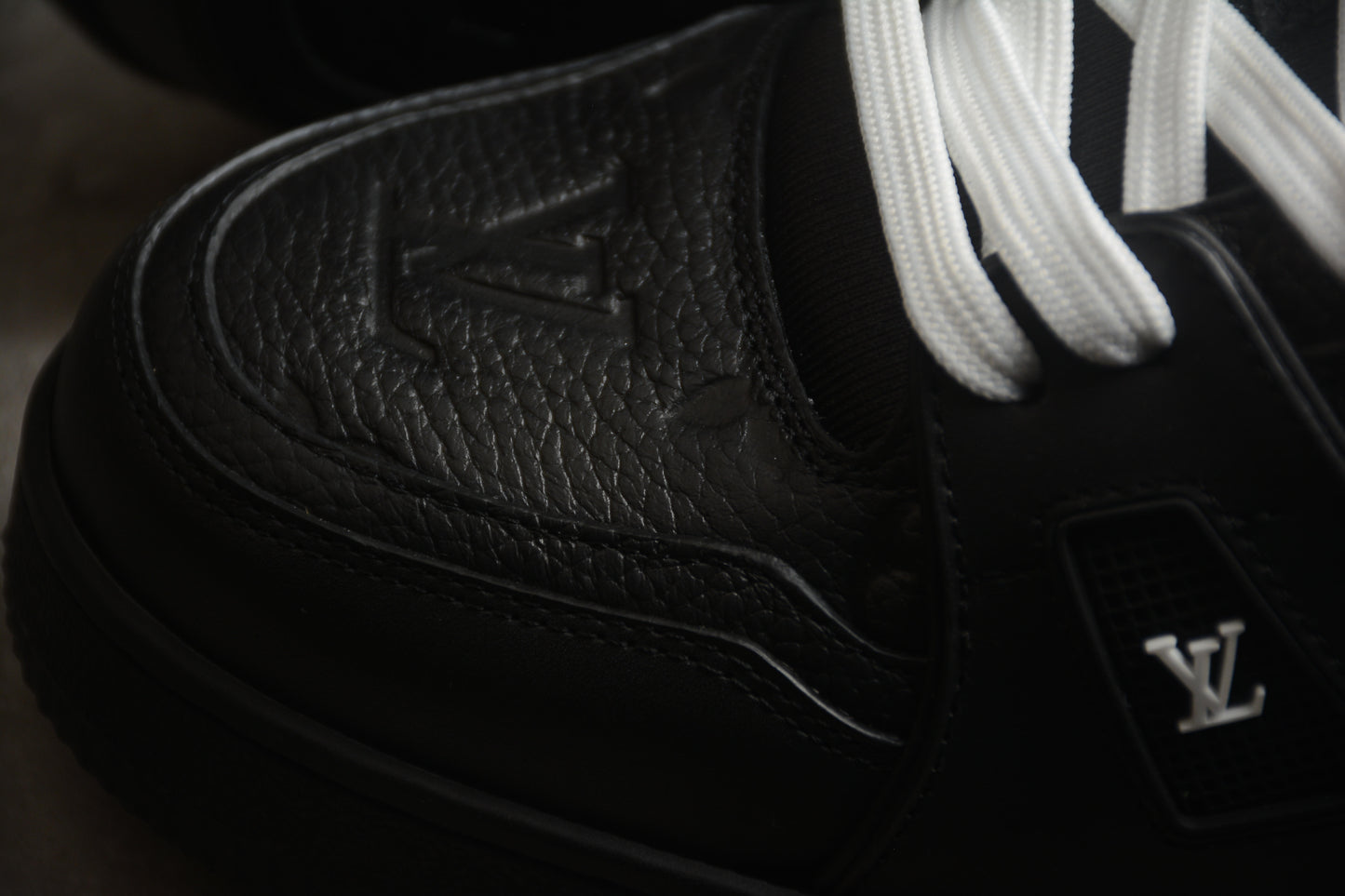 LV Trainers Pure black