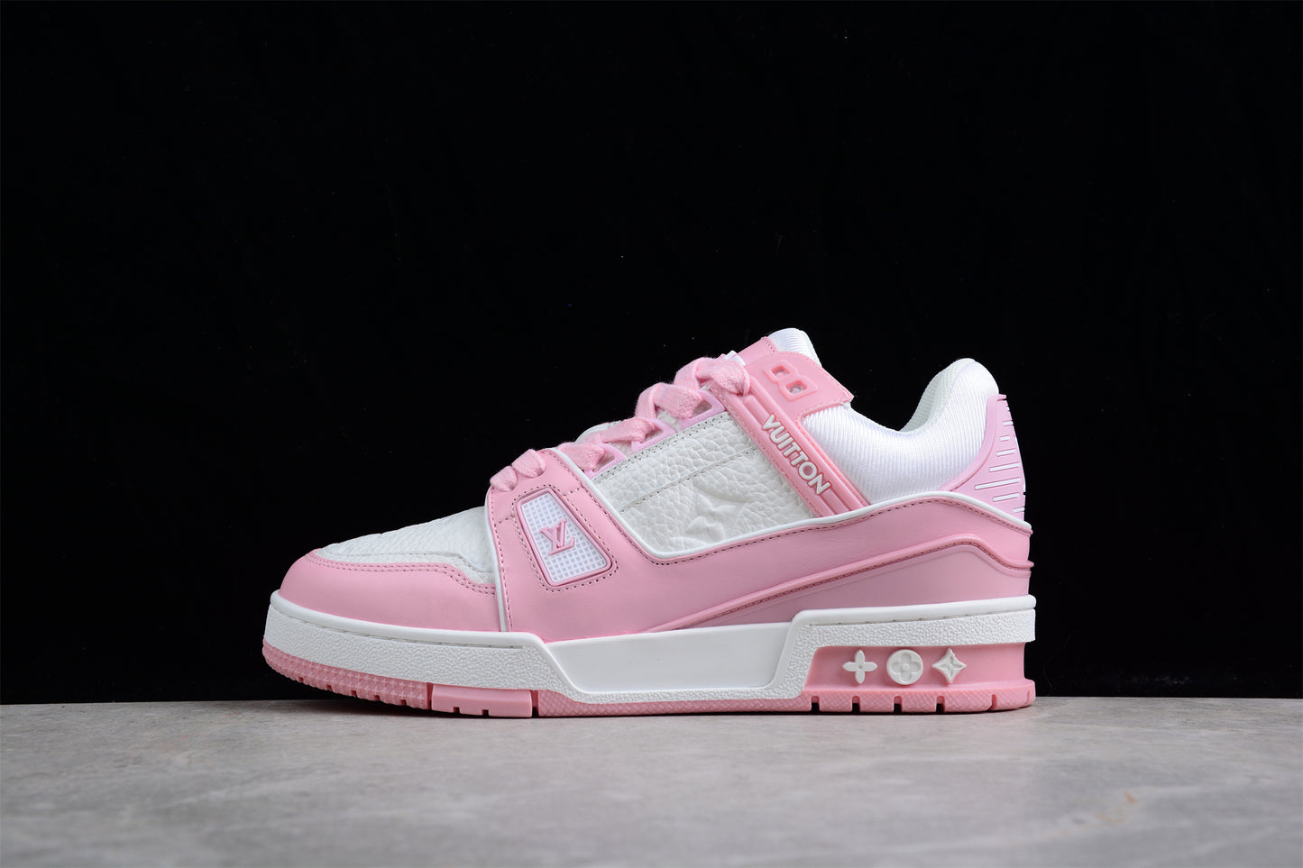 LV Trainers White powder
