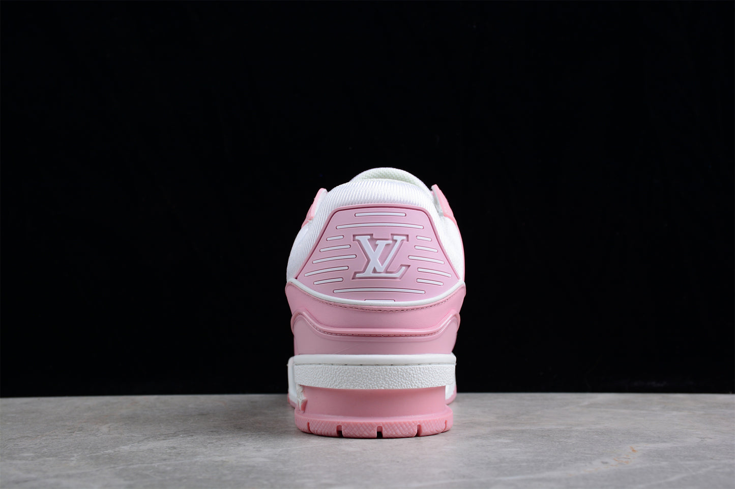 LV Trainers White powder