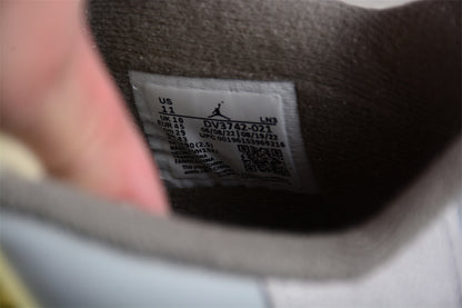 Air Jordan 4 Retro SE Craft 'Photon Dust'