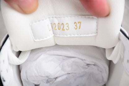 LV Trainers classic black and white