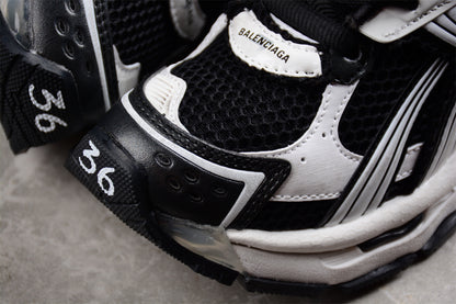 Balenciaga Runner Trainers | Black and white