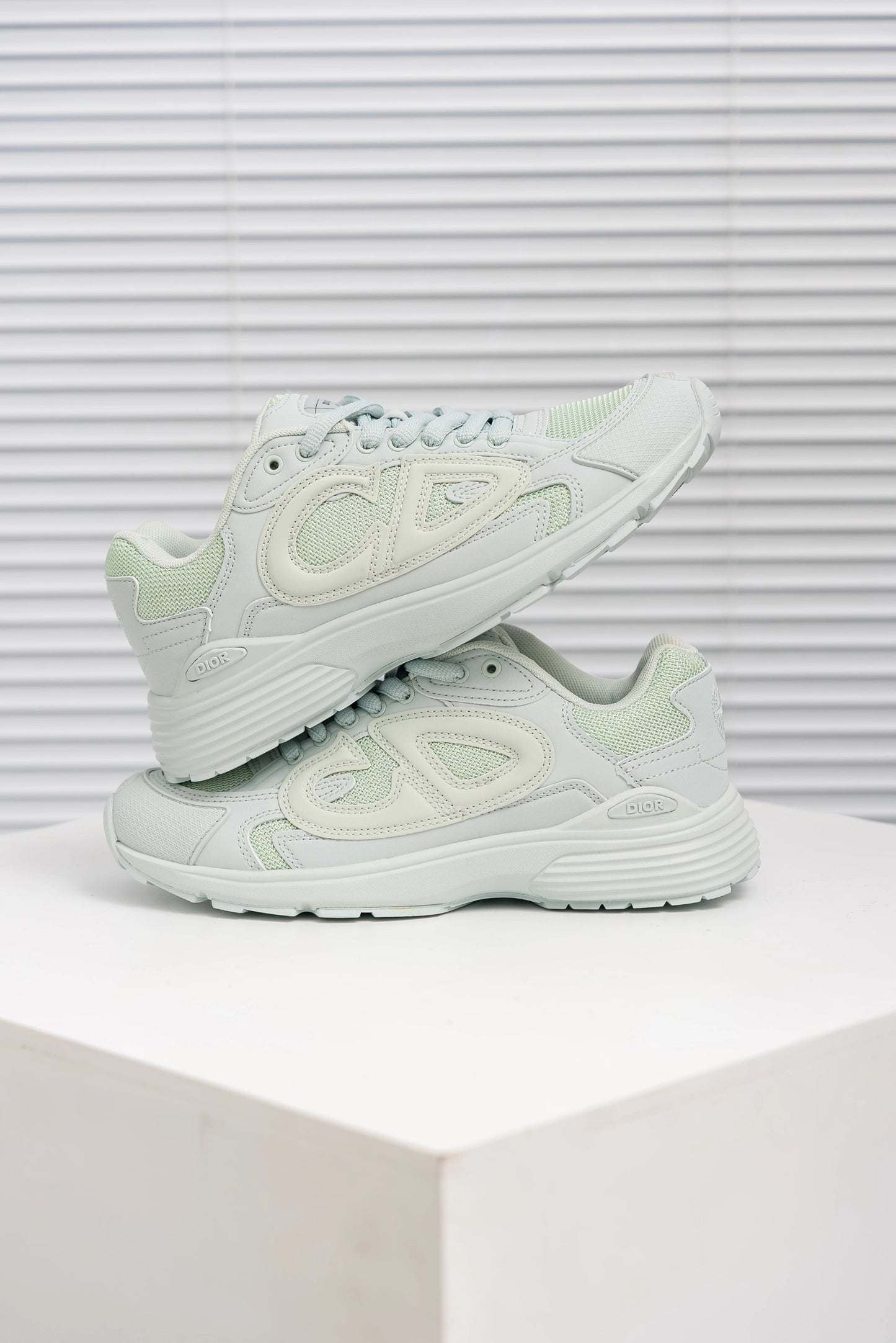 Dior B30 | light greenish grass